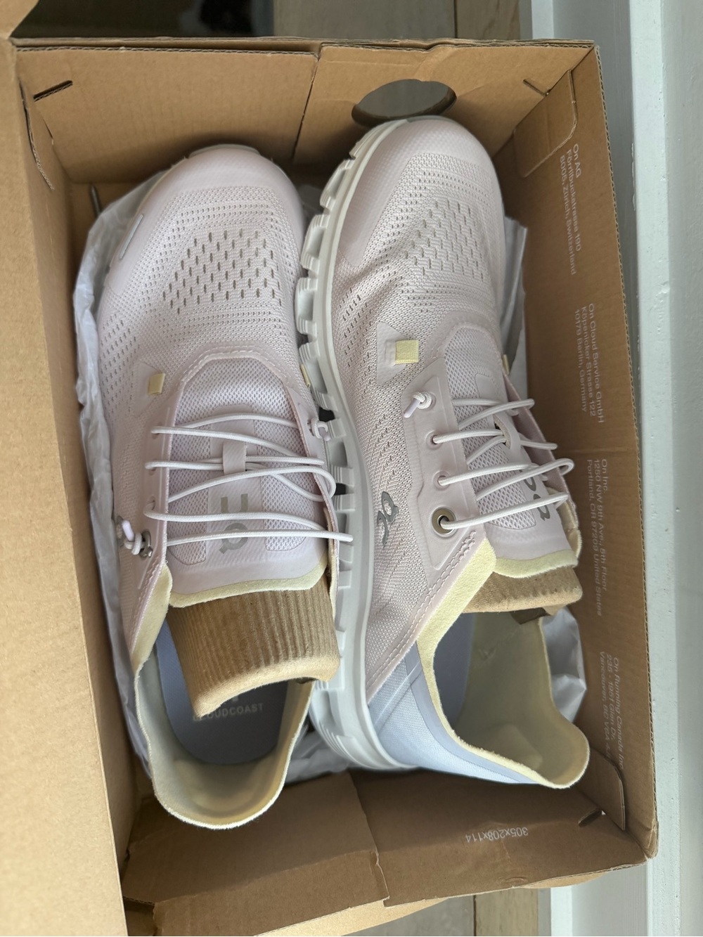Brand new in box on cloud coast Women's Lightweight Knit Sneaker - Pale Pink